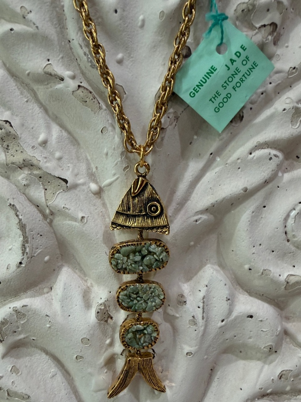 Vintage 1960s Genuine Green Jade Chip Inlay Gold-Tone Fish Pendant Necklace NWT
